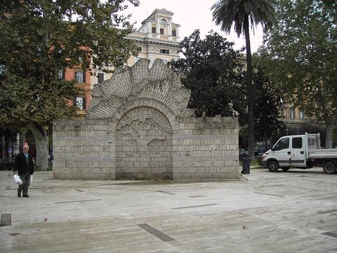I giardini di Piazza Vittorio con le rovine dei Trofei di Mario